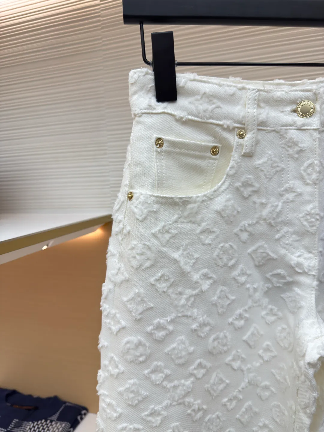 LOUIS VUITTON presbyopic three-dimensional embossed jacquard jeans ●Authentic product: purchased and developed by 185516 ●Item number: 1680238-B35 ●Material: denim fabric ●Technology: embossed jacquard production ●Version: fitted version ●Weight: about 615 grams ●Size: 34-36-38 ●Description: The presbyopia three-dimensional relief jacquard cost 18,500 to purchase and develop, using 100% cotton imported yarn and the classic presbyopia embossing process. The three-dimensional relief has an outstanding texture. The fabric is crisp and stylish. The high-waisted straight version makes the upper body slimmer and the legs longer. It looks good with or without matching. The details of the workmanship are all in place! To truly achieve the ultimate in luxury, all fabrics, accessories, and hardware are exclusively custom molded and produced in high quality! The overall wiring is straight and delicate, the fabric is comfortable and soft, and the color is consistent without color difference. It can be matched with the same style to create a fashionable look and control various occasions. Customized accessories, complete with three standards, same style for men and women!